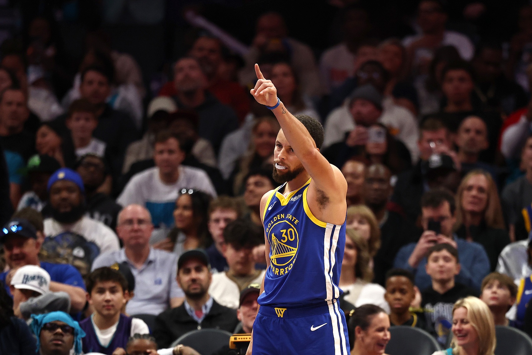 体育app-疯狂毒奶了？ESPN预测明天胜率：勇士82.4% 国王17.6%