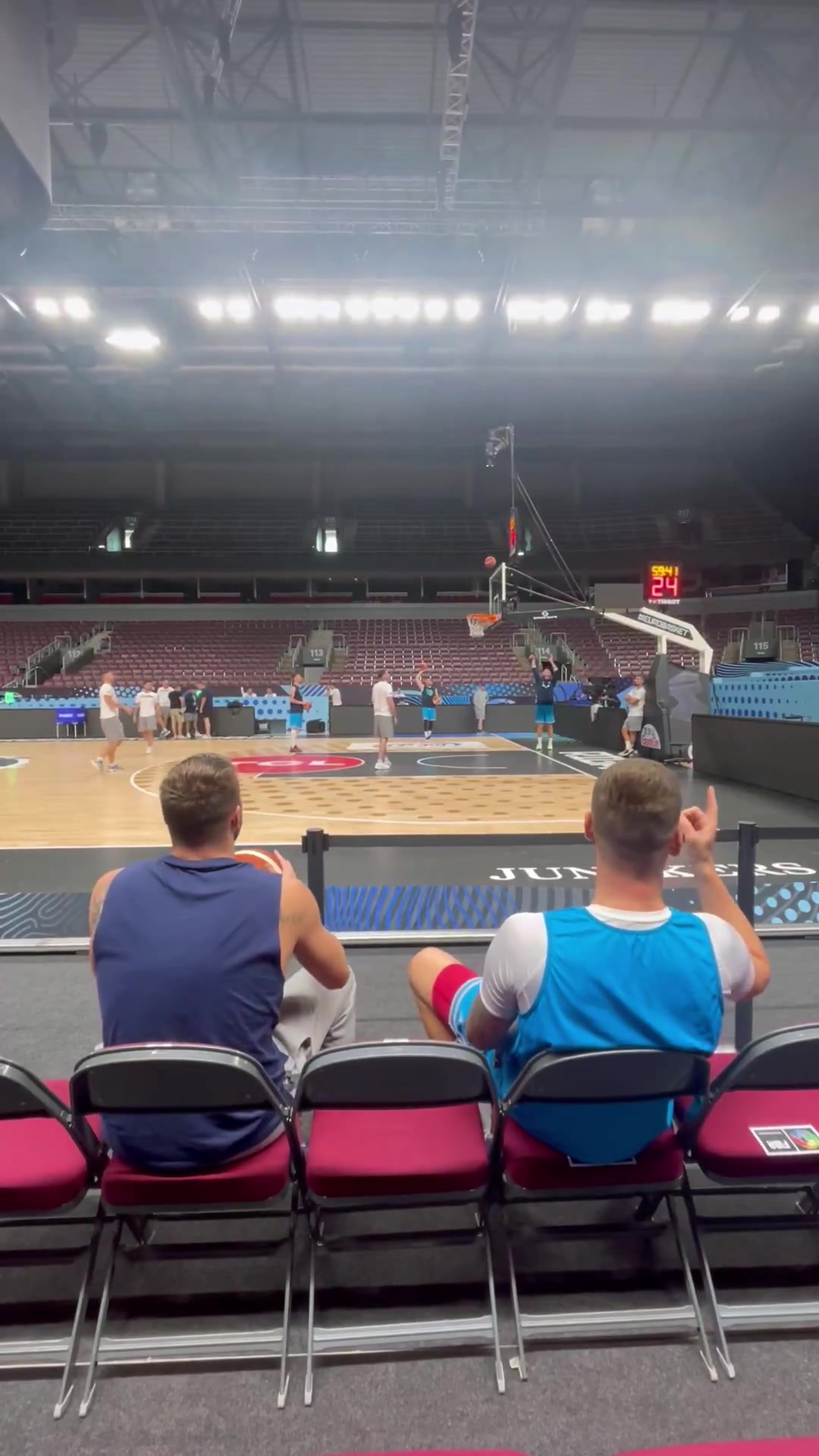 赛事直播-提前进入比赛模式？东契奇赛前热身坐在替补席命中超远三分！