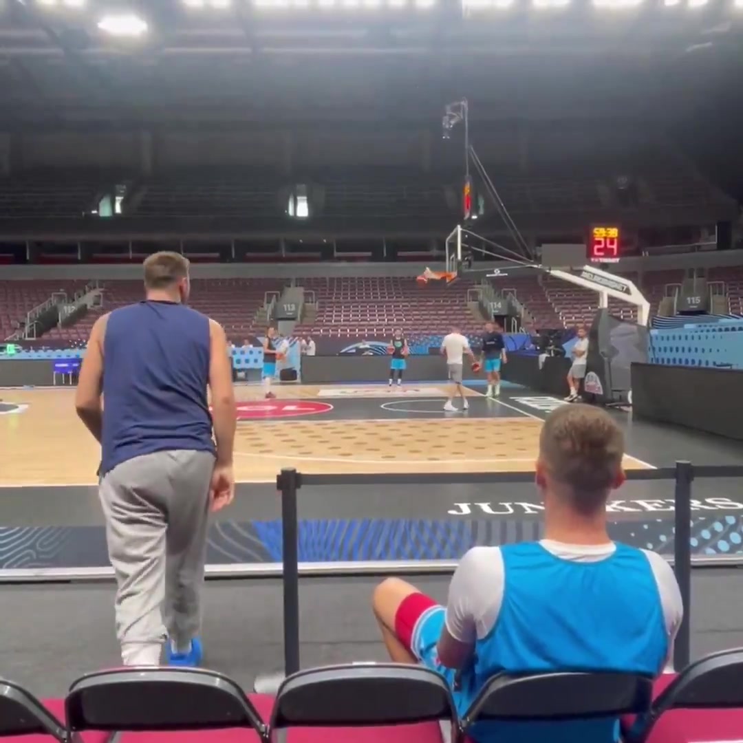 开云体育app下载-各种玩儿！东契奇坐替补席命中超远三分后又在球员通道前投进三分