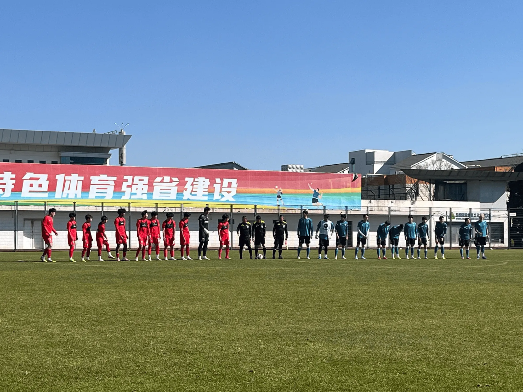 体育app-海港B队与苏超镇江队进行热身赛，李圣龙20分钟一球两助